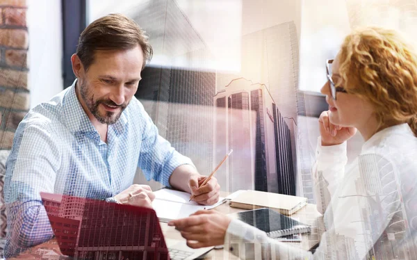 Prettige collega's kijken naar presentatie en bespreking van het — Stockfoto