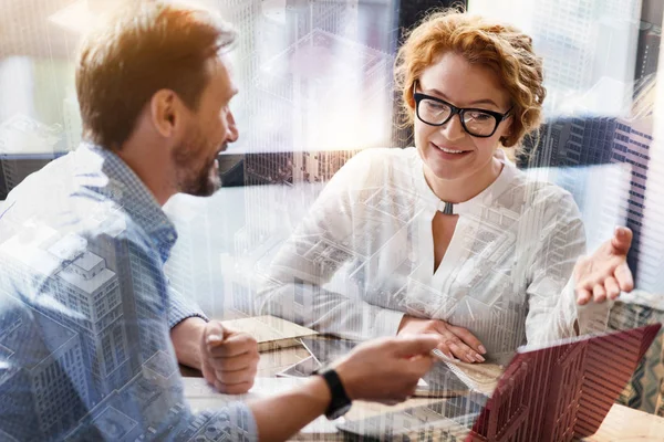 Vrolijke collega's delen van ideeën over hun gemeenschappelijke project — Stockfoto