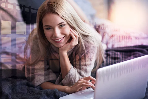 Feliz mujer alegre sonriendo — Foto de Stock