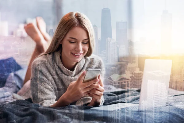 Feliz mujer agradable usando su teléfono inteligente — Foto de Stock