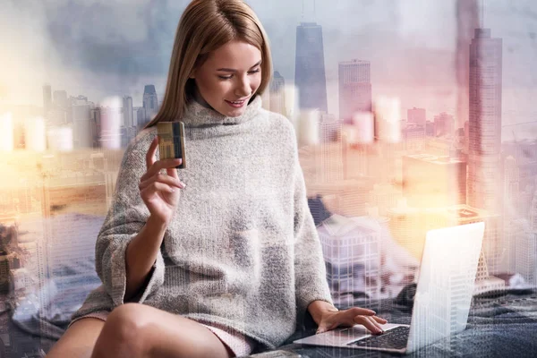 Joven feliz sosteniendo una tarjeta de crédito — Foto de Stock