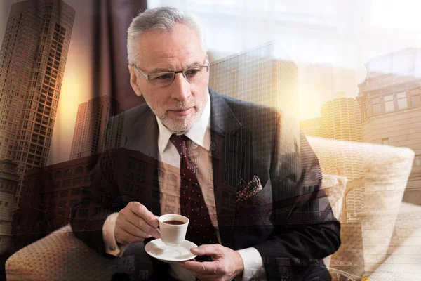 Entrepreneur détendu profitant d'une tasse de café aromatique — Photo