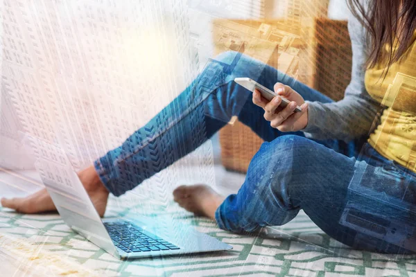 Neues Smartphone in den Händen einer jungen Frau — Stockfoto