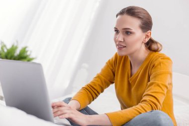 Konsantre kadın serbest meslek sahibi, eser çeker