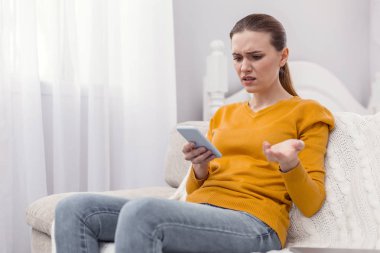 Kötü haber alma kızgın kadın