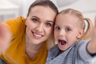 Harika mutlu kadın ve kız dalga