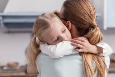 Üzgün savunmasız kızı sevgi gösteren