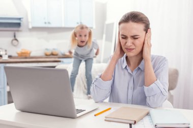 Çocuklar çığlık tıkayan stresli bekar anne