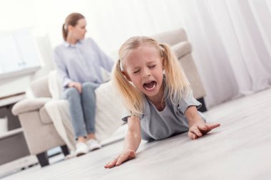 Kötü yaramaz kız histerik içinde bağırarak