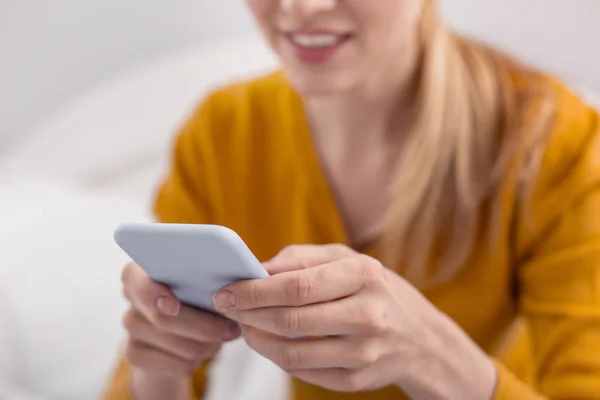 Tiernas manos femeninas sosteniendo el teléfono — Foto de Stock