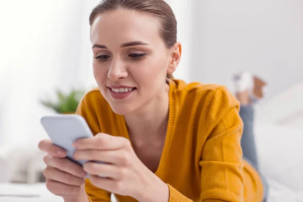 Mujer atractiva que se concentra en el teléfono — Foto de Stock