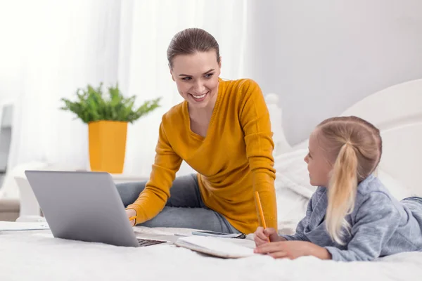 Feliz agradable mujer y chica pasar tiempo juntos — Foto de Stock