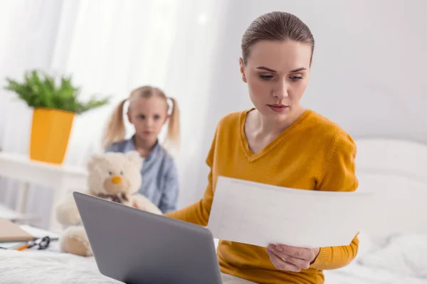 Singola madre lavoratrice trascurando figlia — Foto Stock