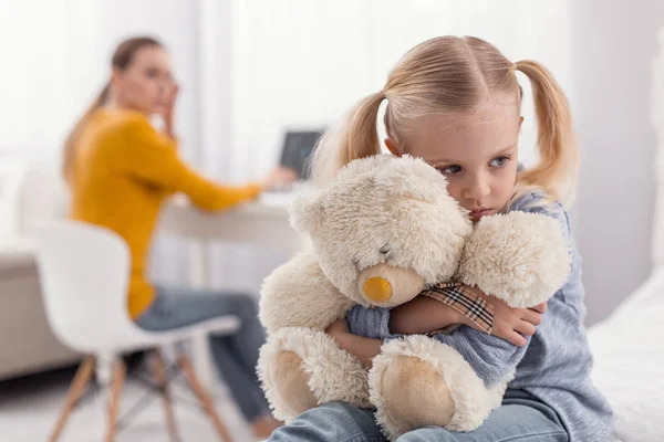 Triste solitario ragazza lasciando da solo — Foto Stock