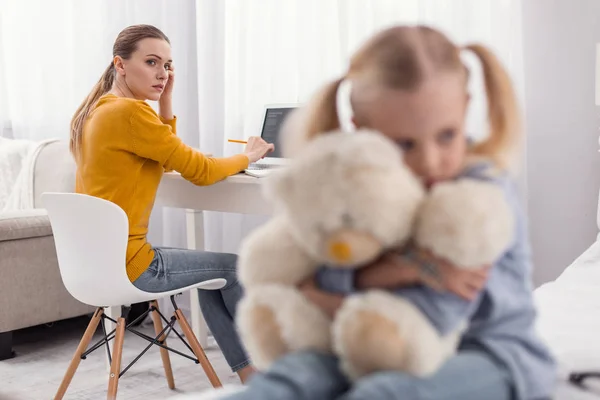 Bezorgd alleenstaande moeder probleem met dochter — Stockfoto