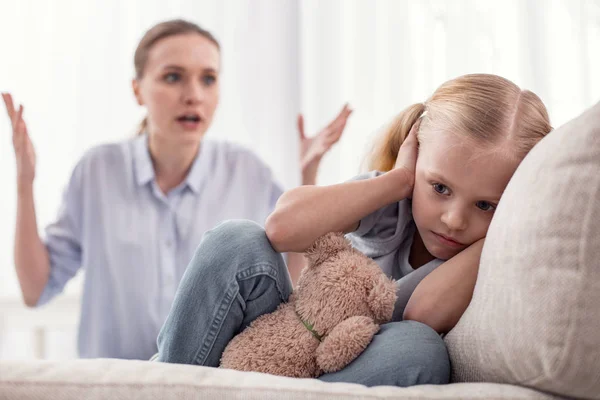 Perturbado menina bonita cobrindo ouvidos — Fotografia de Stock