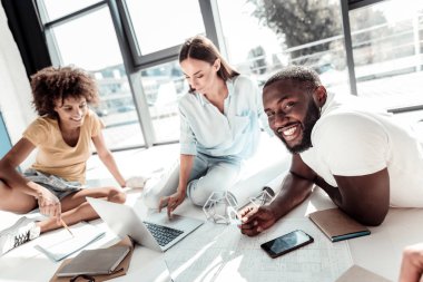 Neşeli mutlu adam size gülümseyen