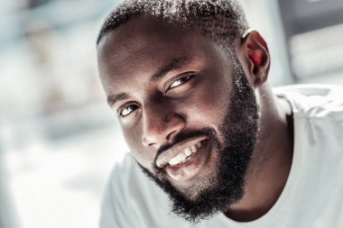 yakışıklı bir sakallı adam portresi