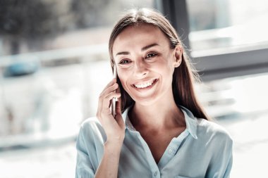 Neşeli mutlu kadın hoş sohbet