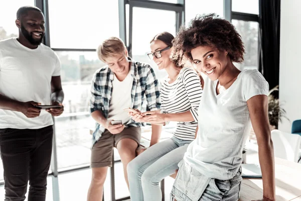 Gelukkig positieve vrouw op zoek naar jou — Stockfoto