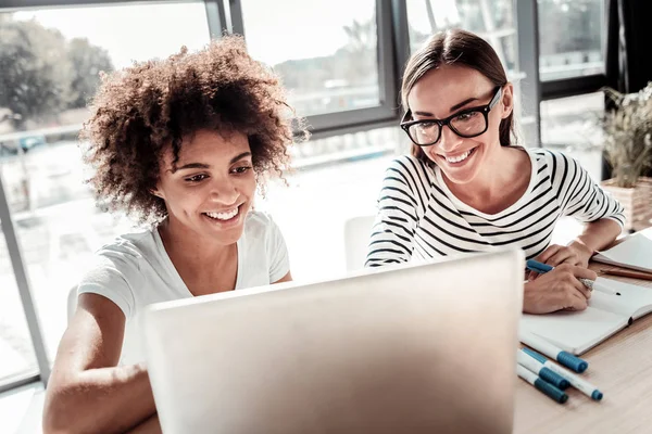 Felices mujeres encantadas trabajando juntas — Foto de Stock