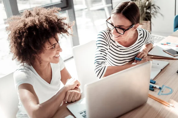 Vrolijke leuke vrouwen kijken naar elkaar — Stockfoto