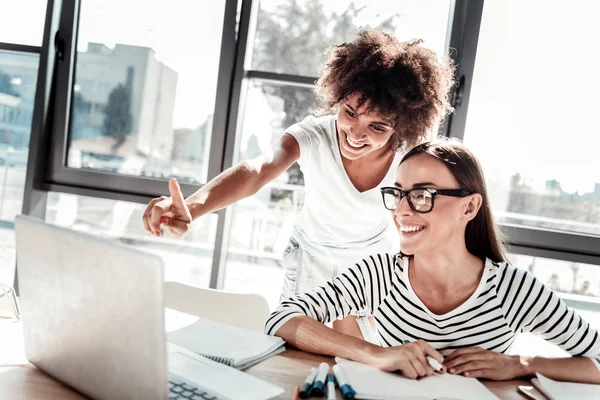 Mujeres alegres y agradables disfrutando de su cooperación — Foto de Stock