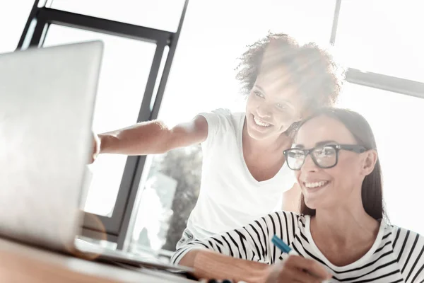 Boldog pozitív nő mutatva laptop képernyő — Stock Fotó