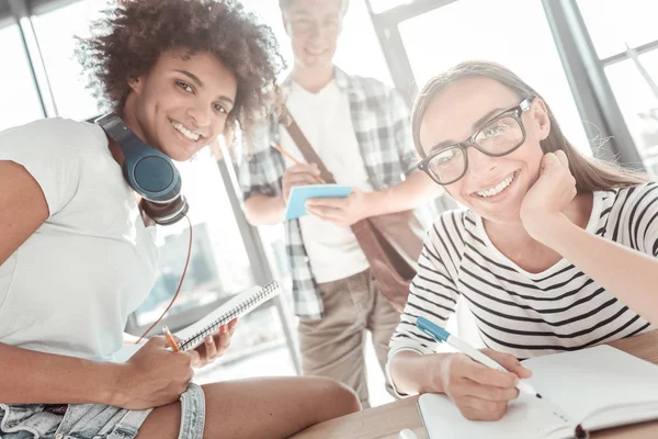 Intelligente Frauen, die dich anschauen — Stockfoto