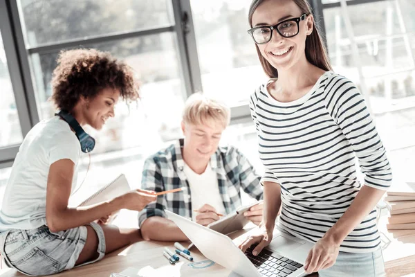 Glückliche intelligente Frau hält ihren Laptop — Stockfoto