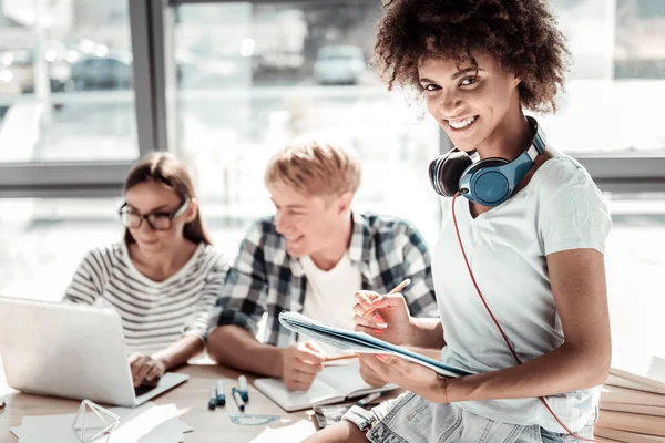 Mujer positiva alegre escritura — Foto de Stock