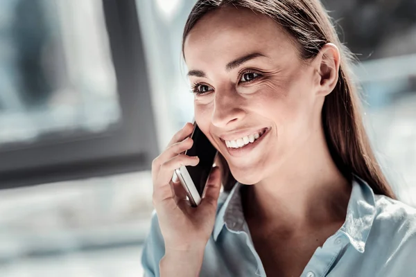 Mujer joven positiva haciendo una llamada — Foto de Stock