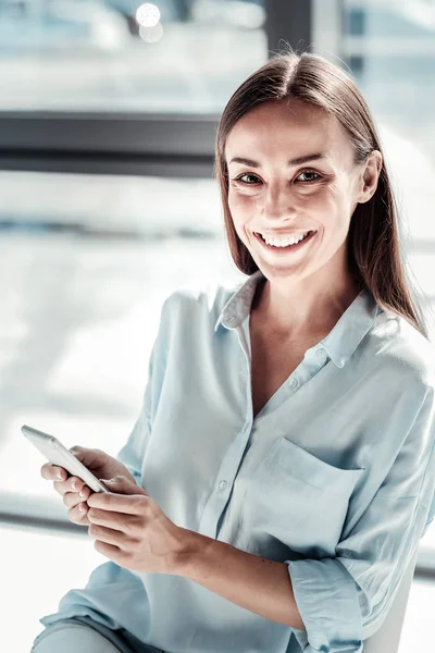 Mujer alegre y agradable mirándote — Foto de Stock