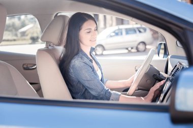 Kendine güvenen hoş kadın oturuyor ve Denetim Masası'nı ayarlama.