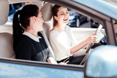 Arabada oturan ve gülerek memnun hoş arkadaşları.