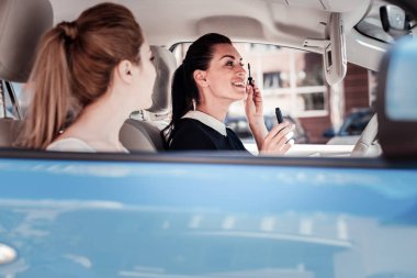 Aynaya bakıyorum ve sprucing oldukça neşeli kadın.