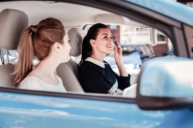 Sprucing ve aynada olmak moda memnun kadın.