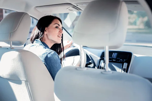Attentive cute woman driving and looking aside. — Stock Photo, Image