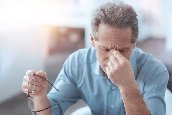 Bonito hombre agradable quitándose las gafas — Foto de Stock