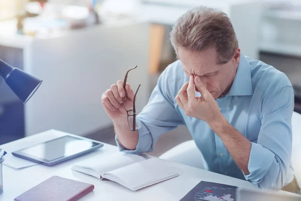 Trauriger müder Mann beim Versuch, sich von der Arbeit auszuruhen — Stockfoto