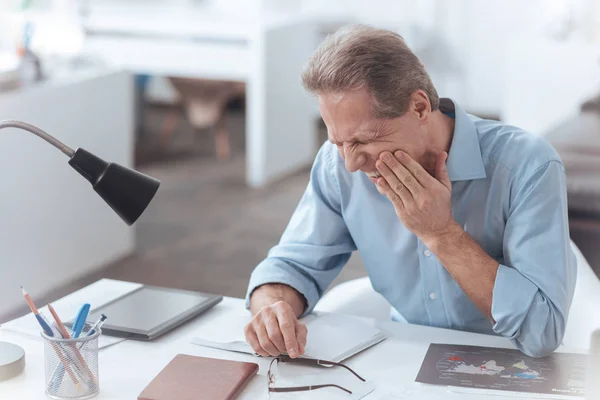 Bir diş ağrısı olan mutsuz yetişkin adam — Stok fotoğraf