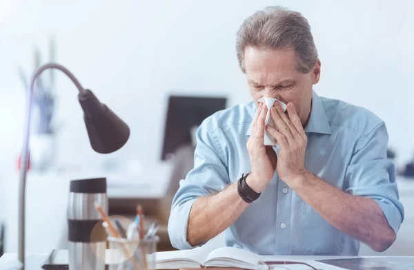 Ceria tertekan pria memiliki hidung berjalan — Stok Foto