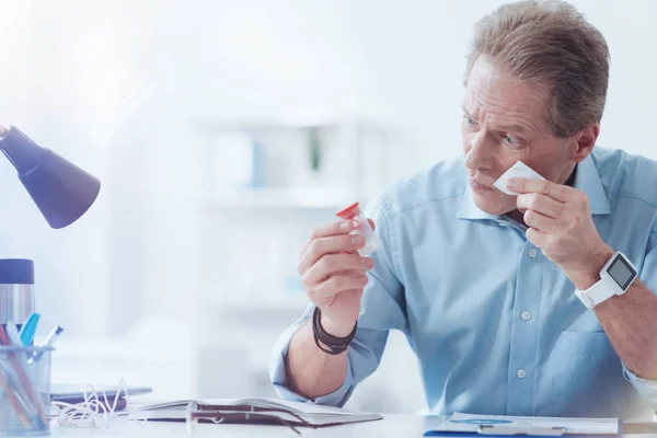 Un bell'uomo che guarda la medicina. — Foto Stock