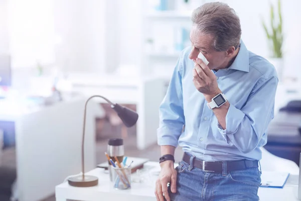 Agradable buen hombre sosteniendo un pañuelo de papel — Foto de Stock