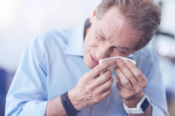 Hombre infeliz sin alegría limpiándose los ojos —  Fotos de Stock