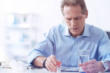 Hüzünlü hüzünlü adam işinin başında olacağına