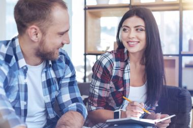 İki arkadaşları yaptıkları proje tartışıyor