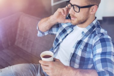 Yakışıklı adam molası sırasında soğutma