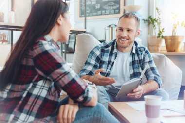 Esmer yarı pozisyonda oturan memnun