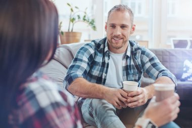 Onun iş arkadaşı gülümseyen memnun sakallı adam